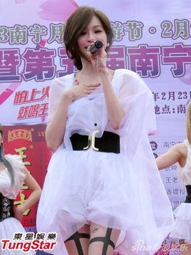 王心凌亲嘴丝袜